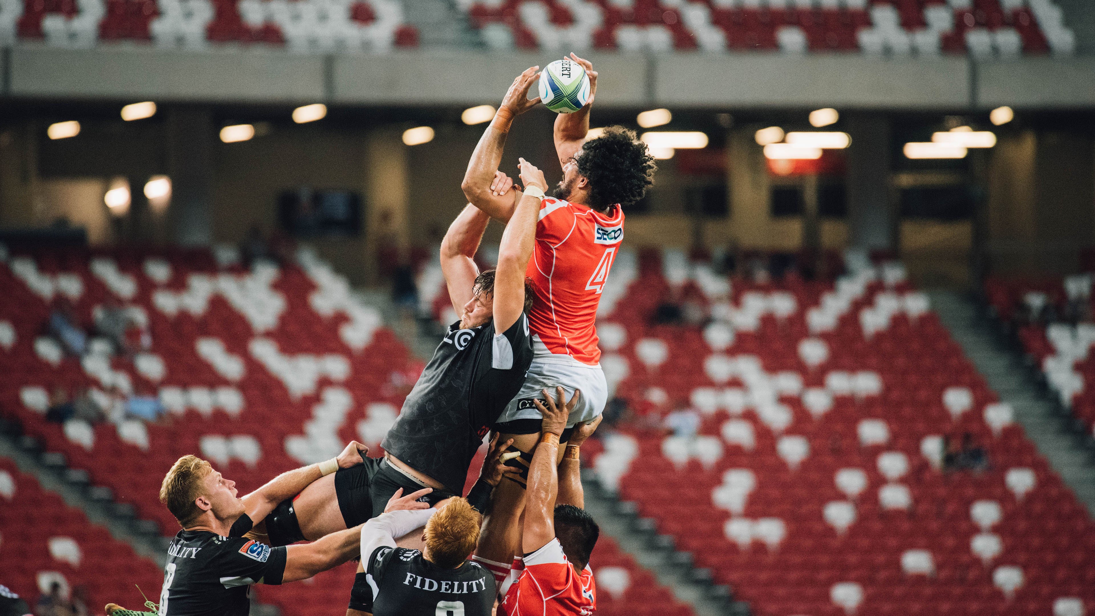 赛道上的逆袭，塞恩斯高光表现引领哈斯车队完胜红牛二队